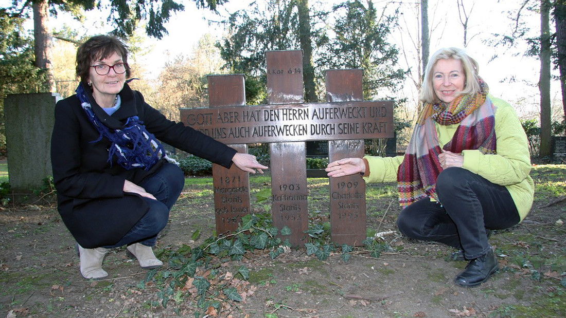 Grab mit Kreuz von Katharina Staritz