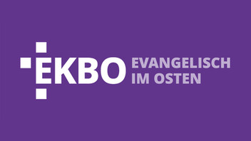 EKBO-Evangelisch-im-Osten-Logo auf lila Untergrund