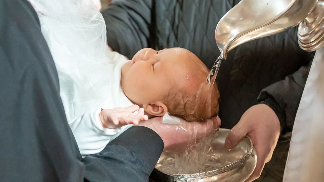 Kind wird getauft mit Bibelstelle Mk 10,16