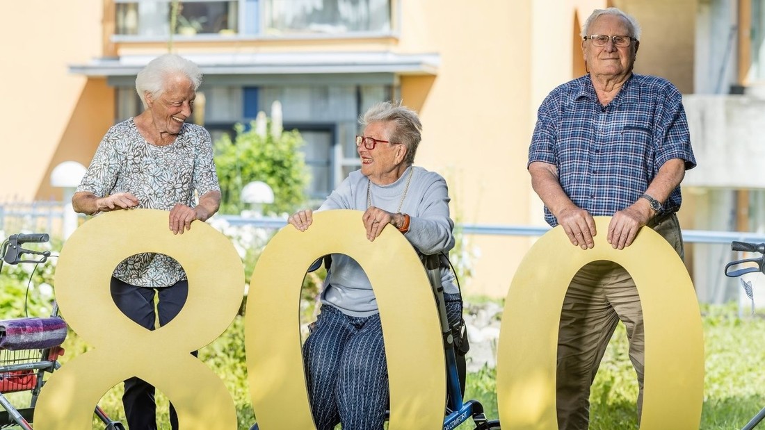 Drei Menschen halten die Nummer 800 hoch