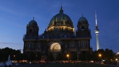 fast unbeleuchteter Berliner Dom mit Fernsehturm