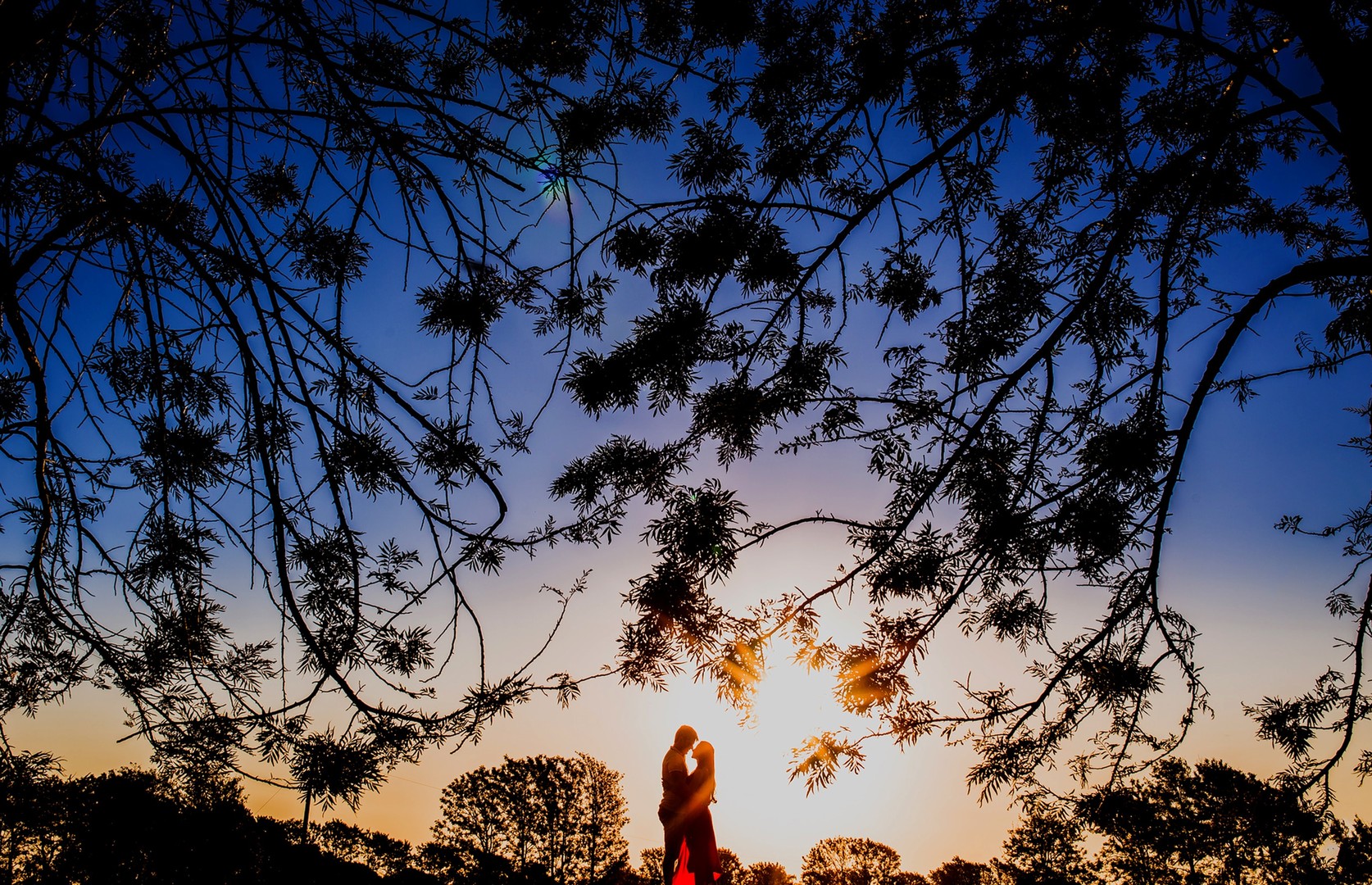 Paar küsst sich im Sonnenuntergang