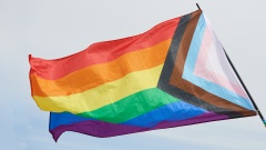 Eine bunte LGBTQ-Regenbogenfahne im Wind