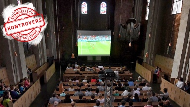 Public Viewing des Fußballweltmeisterschafts-Spiels zwischen Portugal und Spanien im Juni 2018 in der Mainzer Altmünsterkirche