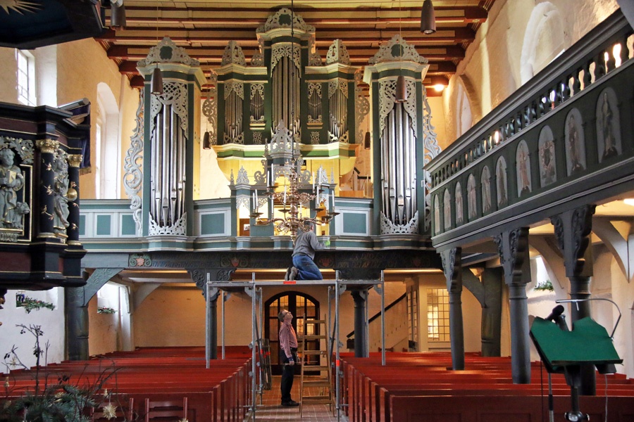 Zwei Orgelbauer arbeiten an der Schnitger-Orgel in der Johanniskirche Oederquart