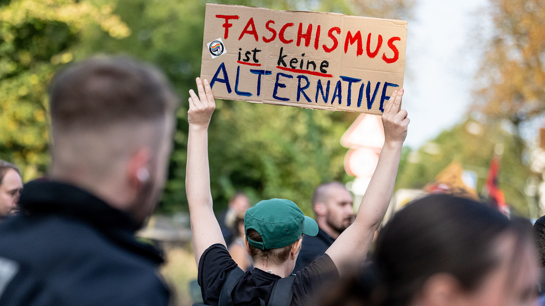 Ein Schild mit der Aufschrift Â«Faschismus ist keine AlternativeÂ» ist bei einer Demonstration