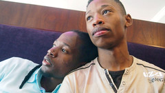 Tshepo (re.) und Thoba in einem Cafe in Johannesburg