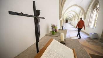 Blick in den Kreuzgang der Stiftskirche des Kloster Loccum