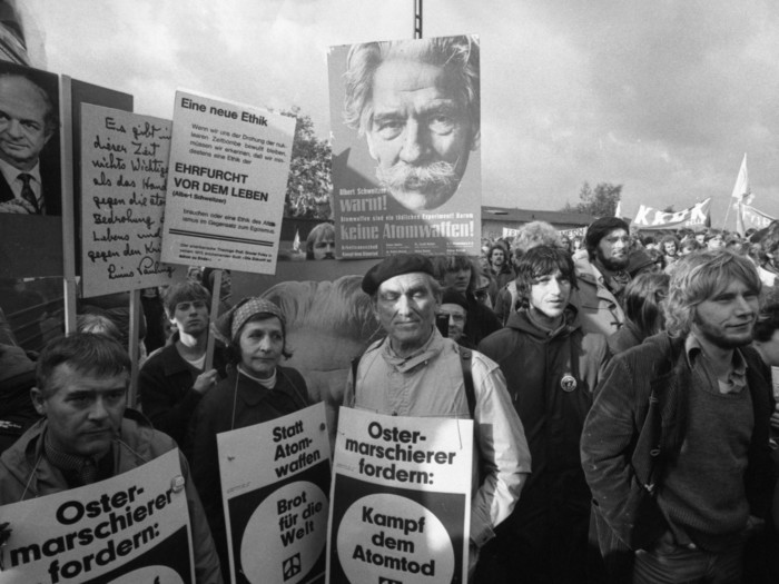 Mehr als 300.000 Menschen zählte die bis dahin grösste Friedensdemonstration in Deutschland im Hofgarten in Bonn am 10.10.1981. Einige Demonstranten halten Plakate mit Fotos und Gedanken zum Wettrüsten von Albert Schweitzer nach oben