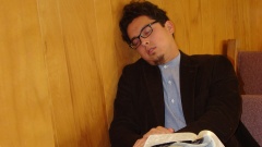 Mann schläft in einer Kirche