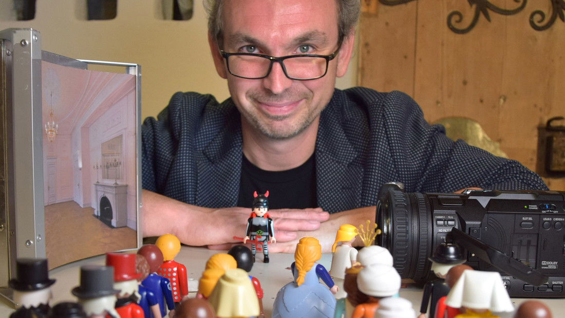 Michael Sommer zwischen Playmobilfiguren