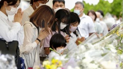 Menschen beten nahe des Ortes, an dem der ehemalige japanische Premierminister Shinzo Abe ermordet wurde
