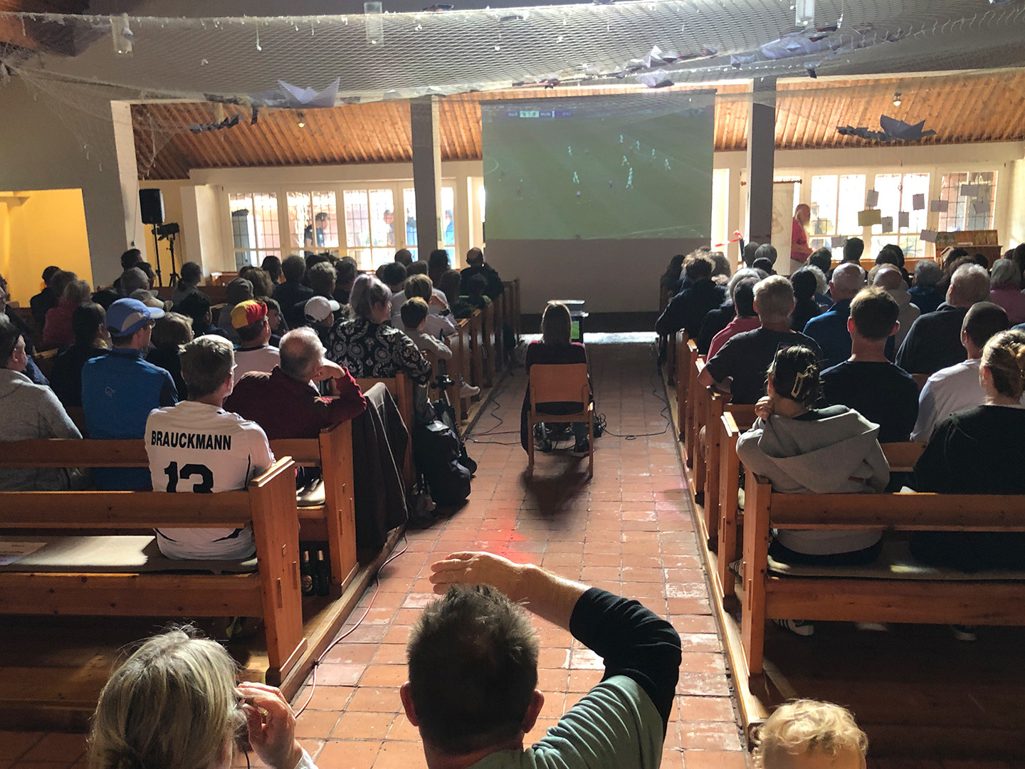 Kircheninnenraum mit Fußballfans