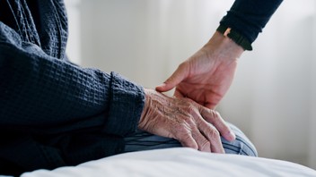 Die Aufgabe eines Hospizbegleiters: In Kontakt mit dem Patienten kommen