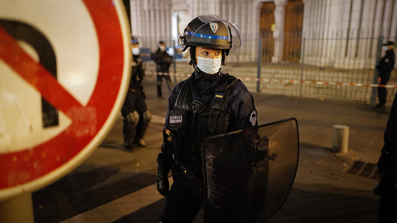 Eine Polizistin bewacht die Notre-Dame Kirche in Nizza, nach dem Attentat