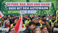 Menschen demonstrieren in Berlin im Rahmen eines bundesweiten Klimastreiks für einen besseren öffentlichen Personennahverkehr.