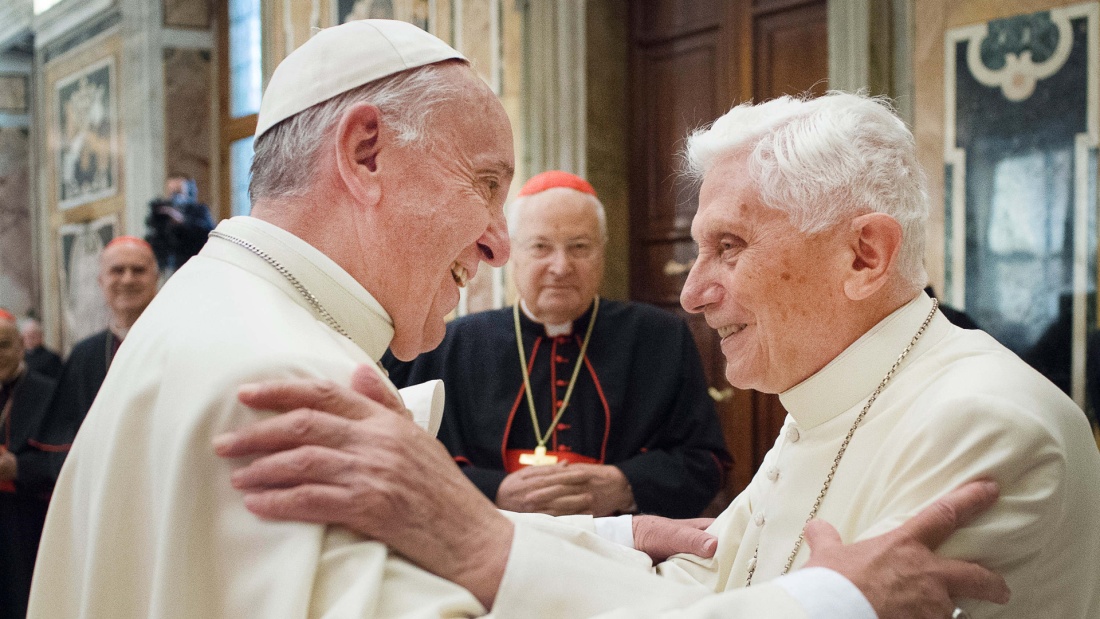 Papst Franziskus und sein Vorgänger Benedikt XVI.