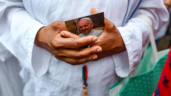 Rosenkranz und Foto von Papst Franziskus in Hängen gehalten