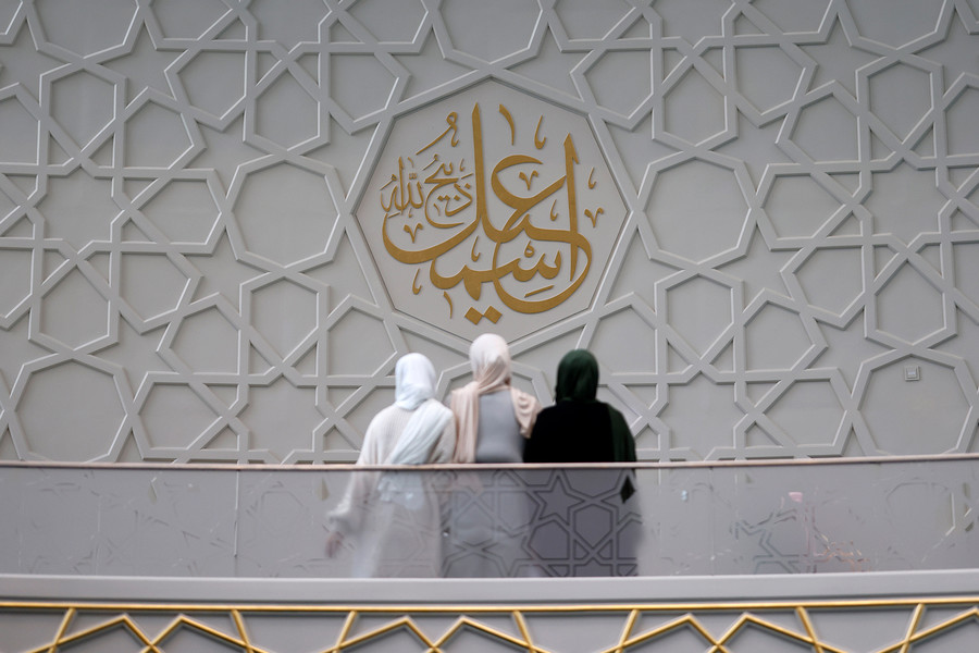 Drei Frauen, verhüllt mit Kopftüchern, in der Ditib Moschee in Ehrenfeld (Symbolfoto)