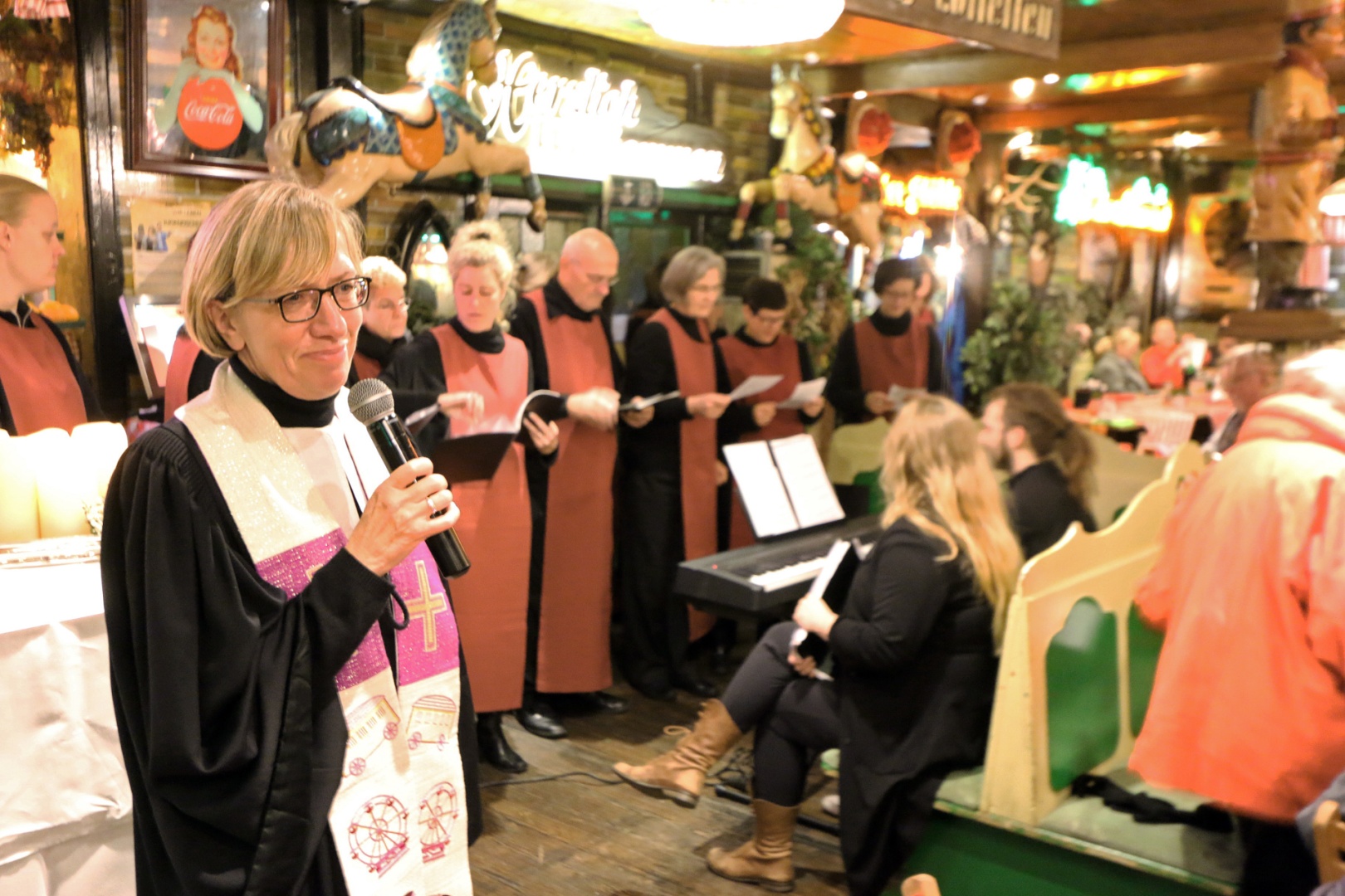 Schaustellerseelsorgerin Ingrid Witte  im Festzelt der "Schwarzwald-Christel" auf dem Bremer Freimarkt