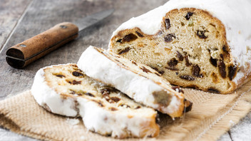 Aufgeschnittener Weihnachtsstollen