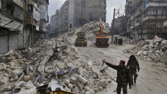 Syrische Rettungsteams suchen in Aleppo nach Opfern und Überlebenden.