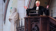 Landesbischof Heinrich Bedford-Strohm auf der Kanzel der Schlosskirche