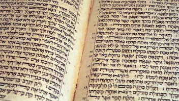 Hebräische Bibel aus dem Jahr 1709 in der Falkenburger Bibelscheune