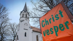 Schild für die Christvesper mit Krippenspiel in der evangelischen Kirche in Grossstädteln bei Leipzig an Heiligabend