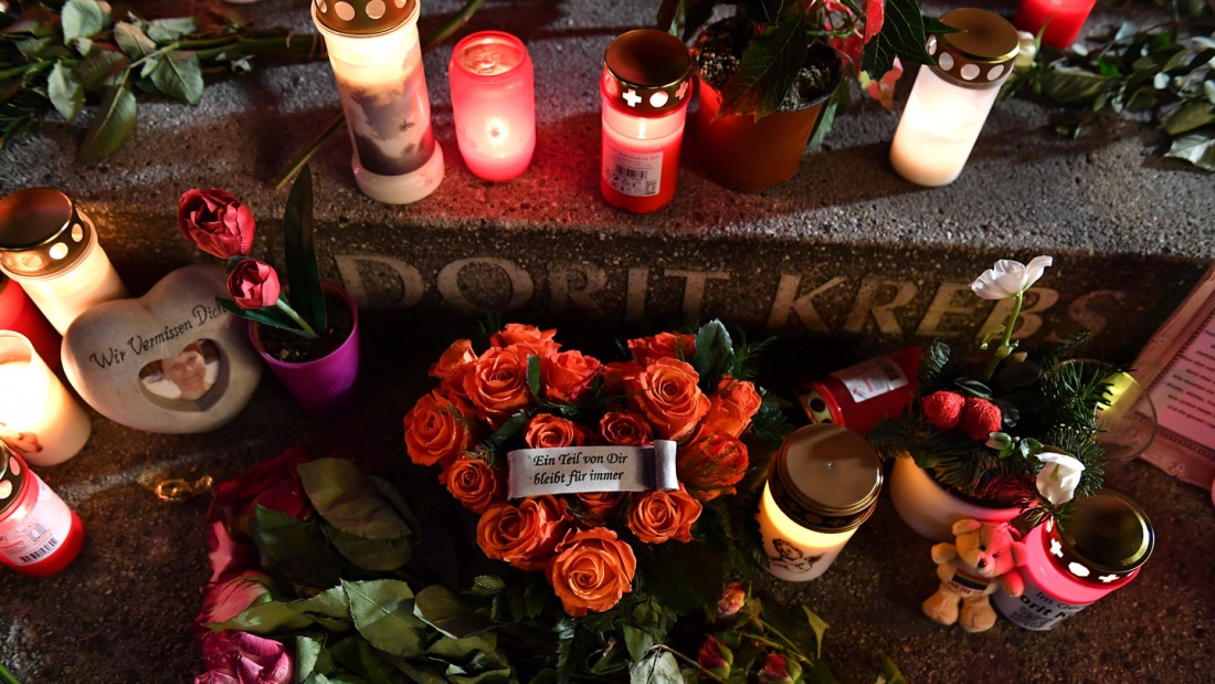 Kerzen, Blumen und Fotos erinnern am Anschlagsort am Breitscheidplatz, vor der Gedächtniskirche, an die Opfer.