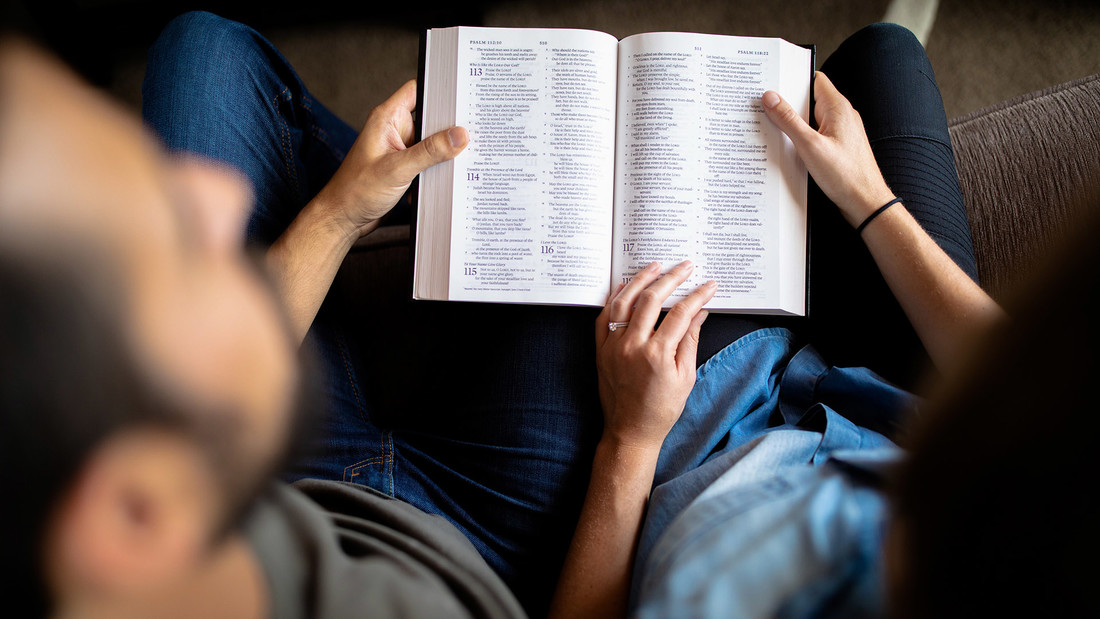 zwei Personen lesen in der Bibel