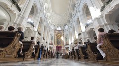 Innenraum einer katholischen Kirche aus der Froschperspektive