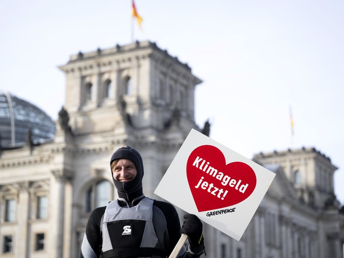 Demonstrant für Klimageld vor dem Reichstag