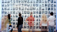 Eine Schulklasse vor Porträts von Widerstandskämpfern in der Gedenkstätte im Berliner Bendler-Block. Im Hof des Gebäudes wurden am Abend des 20. Juli 1944 Stauffenberg und einige seiner Mitstreiter erschossen.