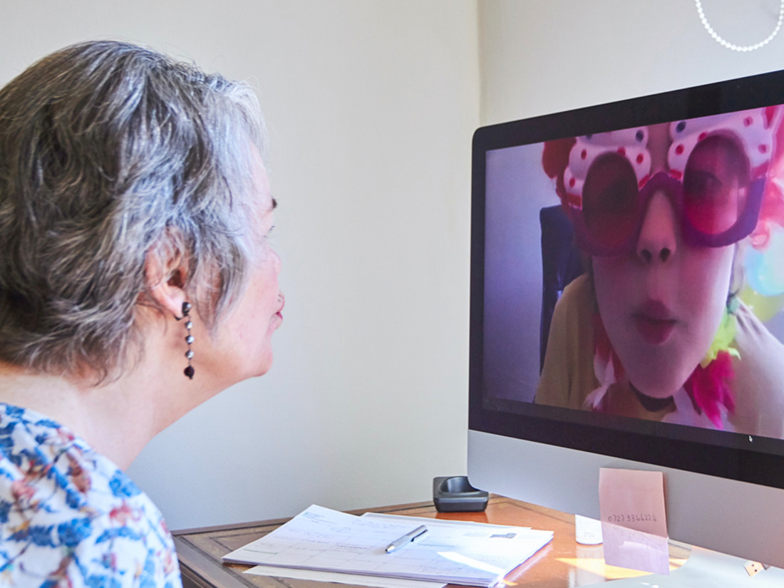 ältere Frau macht einen Videoanruf mit ihrem Enkel