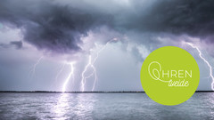 Gewitter mit Blitzen über dem Meer