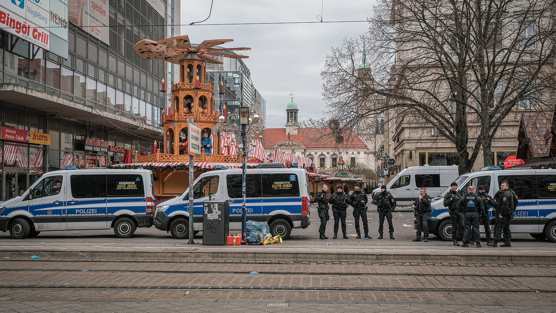 Absperrungen und Polizeiautos nach Todesfahrt auf Weihnachtsmarkt in Magdeburg