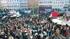 Marktplatz mit der Statue von Martin Luther inmitten des Marktspektakels in Wittenberg.