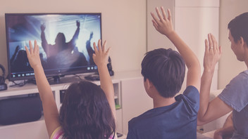 Familie beim Online Gottesdienst