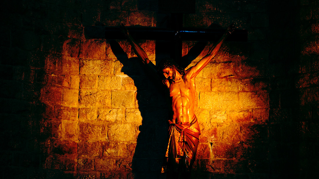 Christus am Kreuz in Kirche