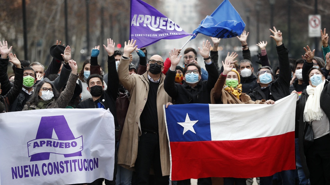 Menschen demonstrieren für die Zustimmung zur neuen Verfassung, Santiago, 6. Juli 2022  