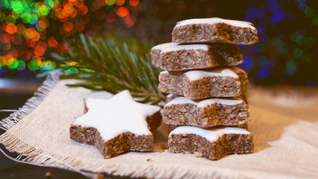 Zimtsterne weihnachtlich dekoriert