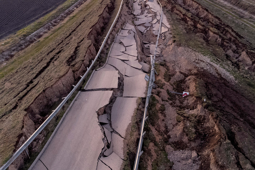 Blick von oben auf eine zerstörte Straße beim türkischen Ort Pazarcık. Das Foto zeigt, mit welcher Wucht das Beben die Region getroffen hat.