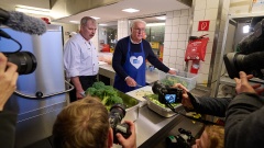 Der Bundespräsident assistiert dem Küchenchef Dirk Seliger 