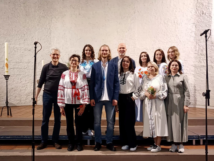 Priester Yaroslaw Bohodyst mit Mitgliedern der ukrainisch orthodoxen Kirchengemeinde in der St. Andreas Kirche