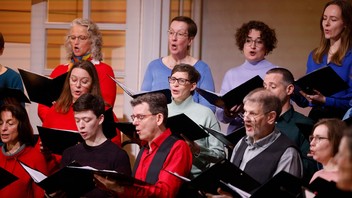 Singende Menschen in der Kirche