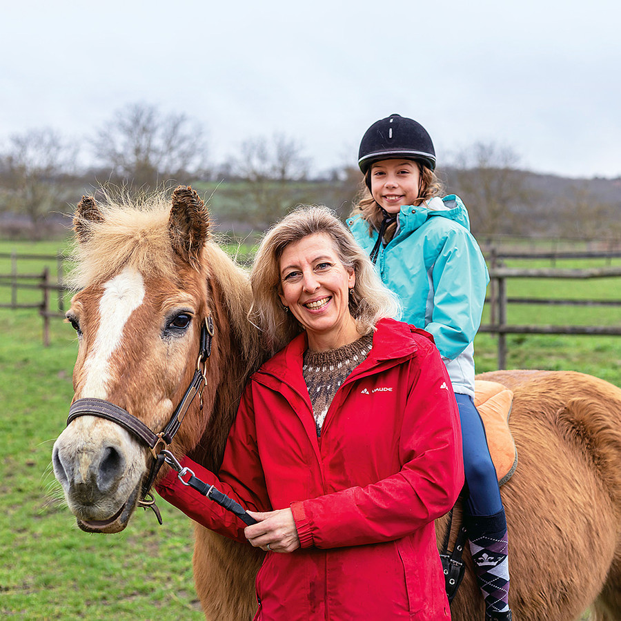 Birgitte Blähr mit Pferd und Kind bei einer Spielreitstunde auf Hof Eulenmühle