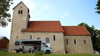 Wohnmobil von Simon und Maria Gabrüsch vor der Kirche der Markus-Gemeinde