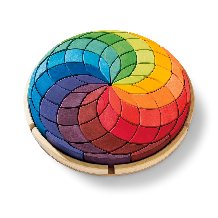 Aus Holz gestaltetes Legespiel in Regenbogenfarben