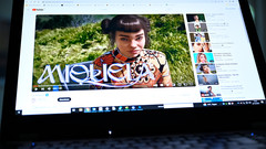 Avatar-Influencerin Miquela Sousa  auf Laptop